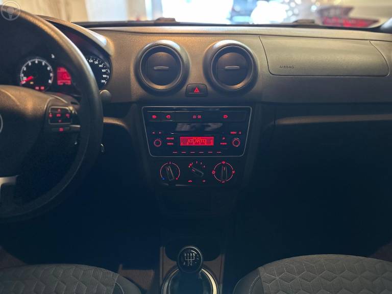 VOLKSWAGEN - GOL 1.0 MI TRACK 8V FLEX 4P MANUAL - 2013/2014 - BRANCA - R$ 42.900,00