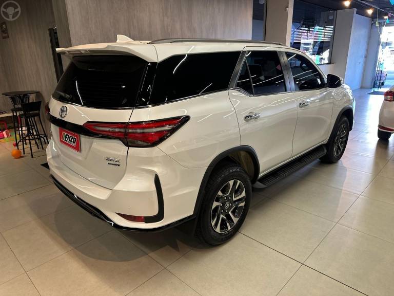 TOYOTA - HILUX SW4 2.8 4X4 SRX PLATINUM TURBO 7 LUGARES DIESEL 4P AUTOMÁTICO - 2025/2025 - BRANCA - R$ 379.900,00