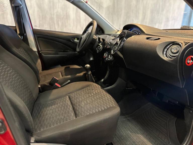 TOYOTA - ETIOS 1.5 XS 16V FLEX 4P MANUAL - 2013/2014 - VERMELHA - R$ 42.900,00