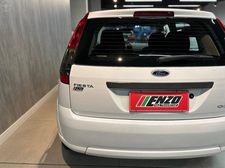 FORD - FIESTA 1.0 MPI CLASS HATCH 8V FLEX 4P MANUAL - 2011/2012 - BRANCA - R$ 28.900,00