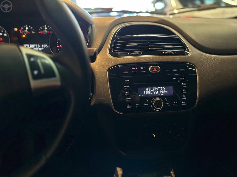 FIAT - PUNTO 1.4 ATTRACTIVE ITALIA 8V FLEX 4P MANUAL - 2015/2016 - BRANCA - R$ 44.900,00