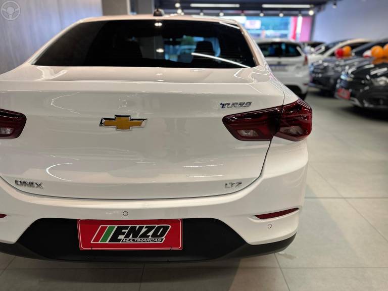 CHEVROLET - ONIX 1.0LTZ PLUS 12V TURBO FLEX 4P AUTOMÁTICO - 2023/2024 - BRANCA - R$ 98.900,00