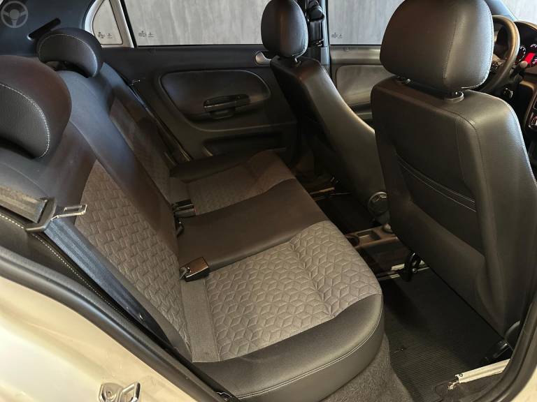 VOLKSWAGEN - GOL 1.0 MI TRACK 8V FLEX 4P MANUAL - 2013/2014 - BRANCA - R$ 42.900,00
