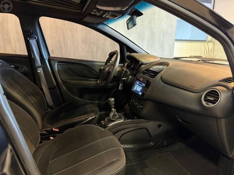 FIAT - PUNTO 1.8 BLACKMOTION 16V FLEX 4P MANUAL - 2013/2014 - PRETA - R$ 49.900,00