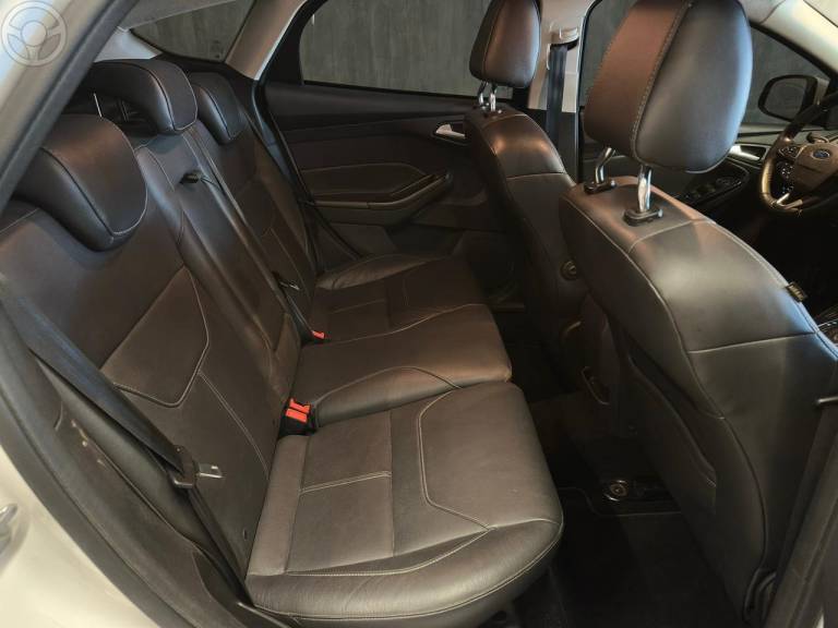 FORD - FOCUS 2.0 TITANIUM FASTBACK 16V FLEX 4P AUTOMÁTICO - 2015/2016 - BRANCA - R$ 65.900,00