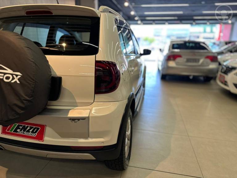 VOLKSWAGEN - CROSSFOX 1.6 MI FLEX 8V 4P MANUAL - 2012/2013 - BRANCA - R$ 48.900,00