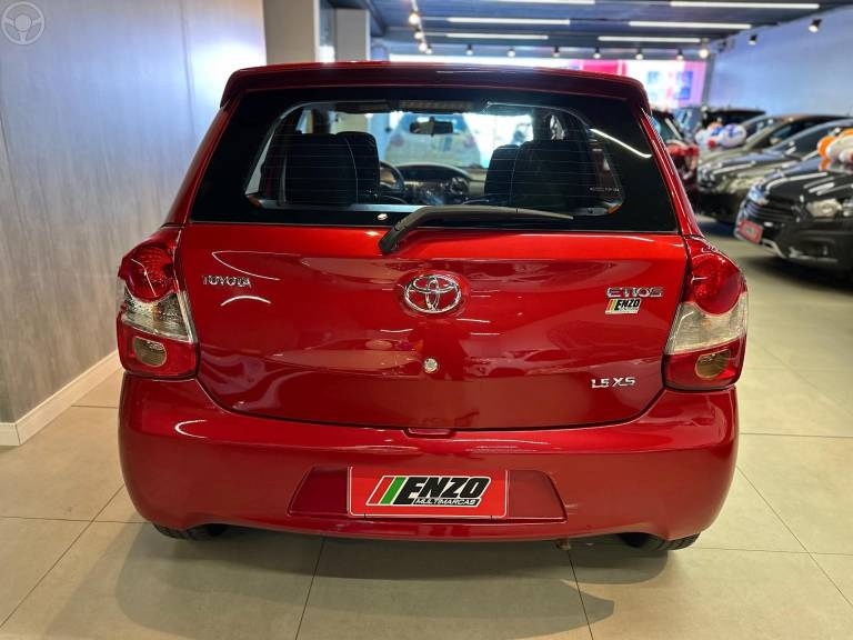 TOYOTA - ETIOS 1.5 XS 16V FLEX 4P MANUAL - 2013/2014 - VERMELHA - R$ 42.900,00