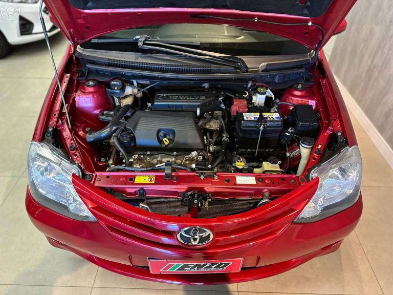 TOYOTA - ETIOS 1.5 XS 16V FLEX 4P MANUAL - 2013/2014 - VERMELHA - R$ 42.900,00