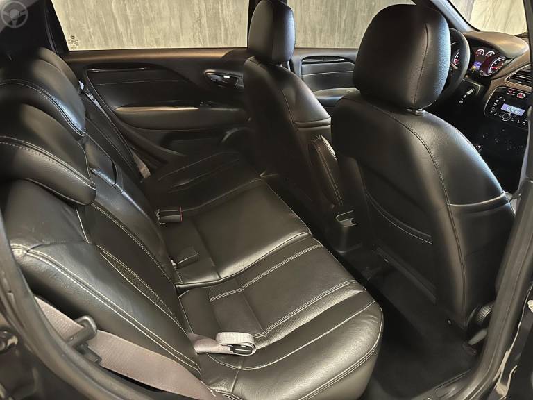 FIAT - PUNTO 1.8 BLACKMOTION 16V FLEX 4P AUTOMATIZADO - 2015/2016 - PRETA - R$ 50.900,00