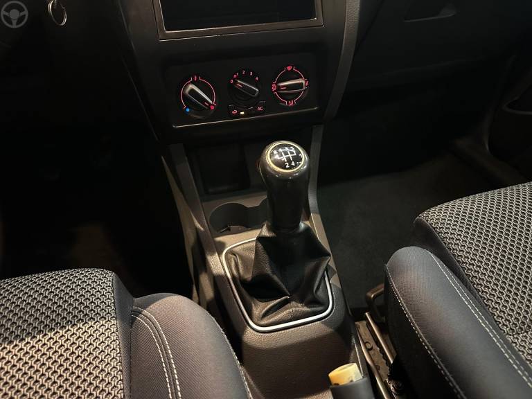 VOLKSWAGEN - SPACEFOX 1.6 MI SPORTLINE 8V FLEX 4P MANUAL - 2010/2011 - PRETA - R$ 39.900,00