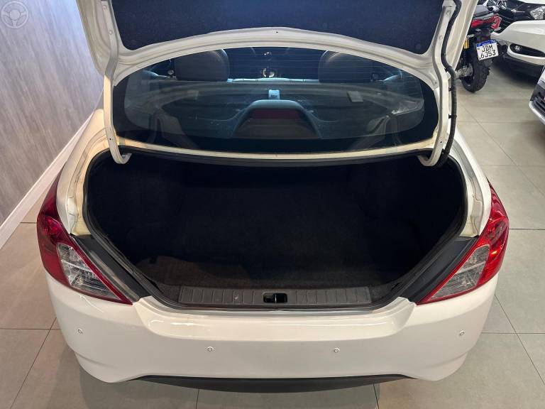 NISSAN - VERSA 1.6 16V FLEX UNIQUE 4P XTRONIC - 2017/2018 - BRANCA - R$ 63.900,00