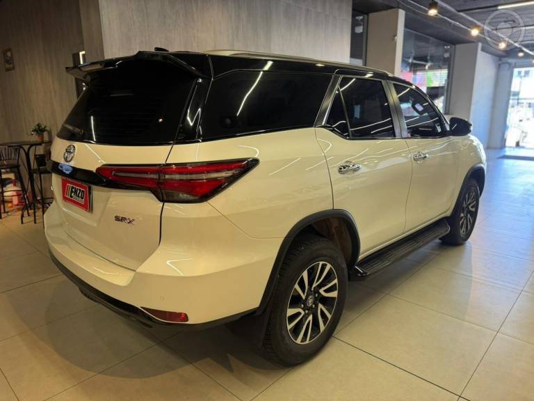 TOYOTA - HILUX SW4 2.8 SRX 4X4 7 LUGARES 16V TURBO INTERCOOLER DIESEL 4P AUTOMÁTICO - 2022/2022 - BRANCA - R$ 314.900,00