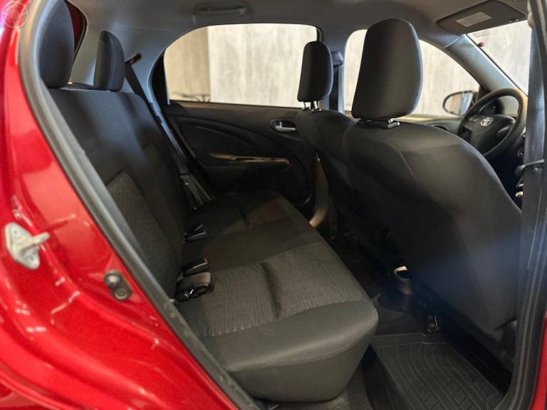 TOYOTA - ETIOS 1.5 XS 16V FLEX 4P MANUAL - 2013/2014 - VERMELHA - R$ 42.900,00