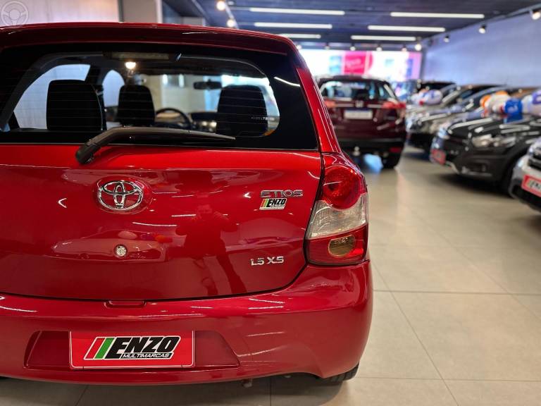 TOYOTA - ETIOS 1.5 XS 16V FLEX 4P MANUAL - 2013/2014 - VERMELHA - R$ 42.900,00