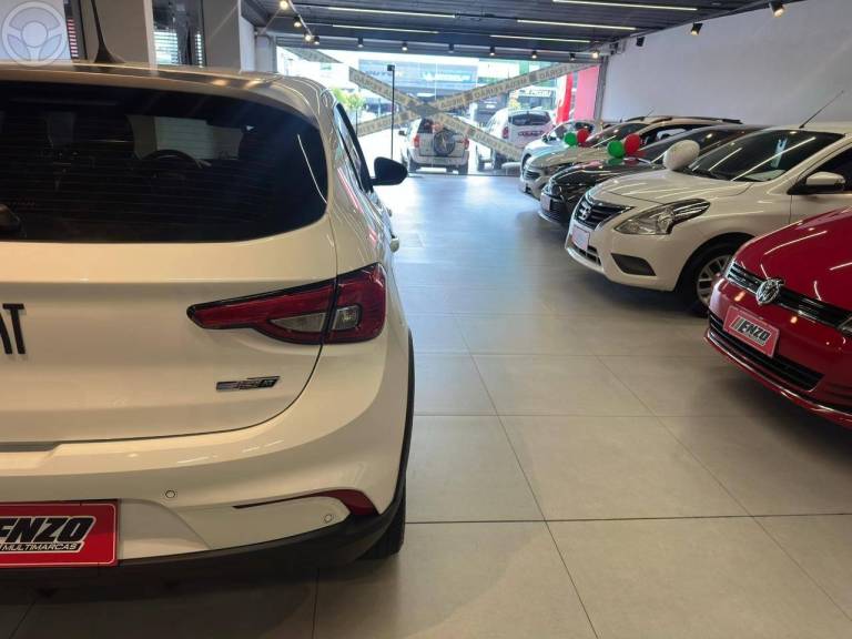FIAT - ARGO 1.8 E.TORQ FLEX HGT AT6 - 2020/2021 - BRANCA - R$ 83.900,00