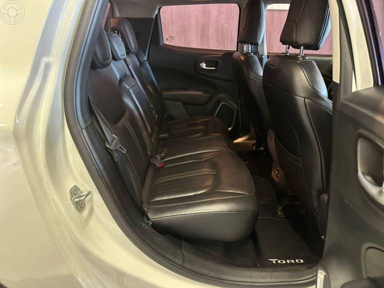 FIAT - TORO 2.0 16V TURBO DIESEL VOLCANO AT9 4X4 AUTOMÁTICO - 2018/2019 - BRANCA - R$ 103.900,00
