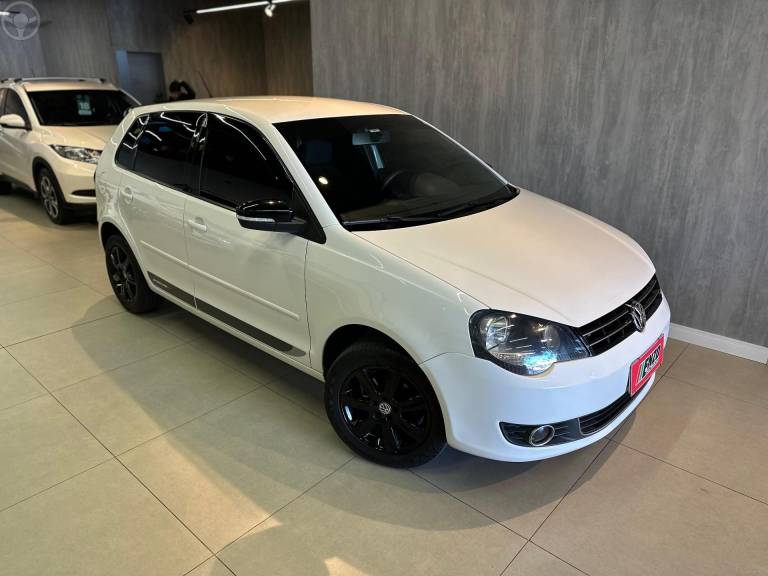 VOLKSWAGEN - POLO 1.6 MI SPORTLINE 8V FLEX 4P MANUAL - 2012/2013 - BRANCA - R$ 47.900,00