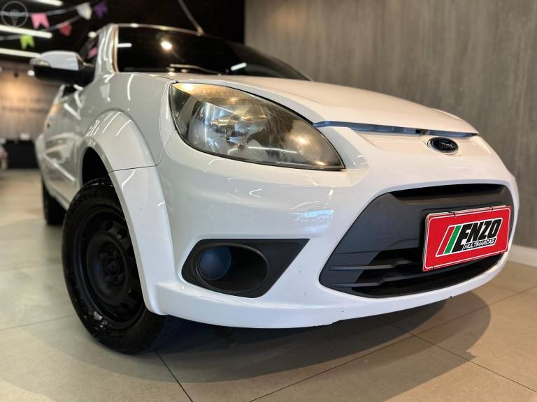 FORD - KA 1.0 MPI CLASS 8V FLEX 2P MANUAL - 2012/2013 - BRANCA - R$ 27.900,00