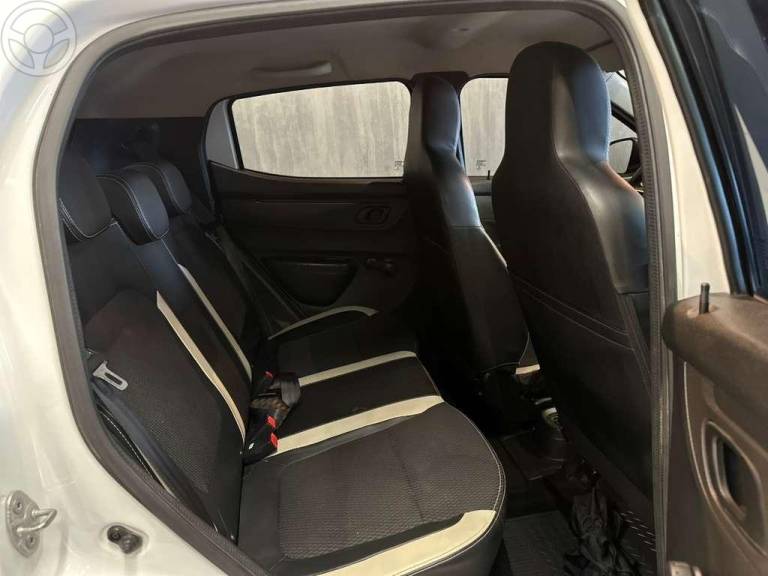 RENAULT - KWID 1.0 12V SCE FLEX INTENSE MANUAL - 2017/2018 - BRANCA - R$ 41.900,00