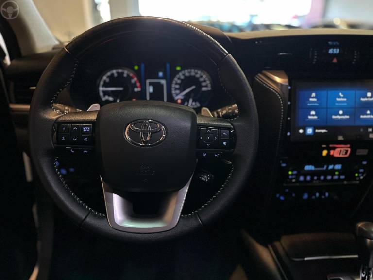 TOYOTA - HILUX SW4 2.8 4X4 SRX PLATINUM TURBO 7 LUGARES DIESEL 4P AUTOMÁTICO - 2025/2025 - BRANCA - R$ 379.900,00