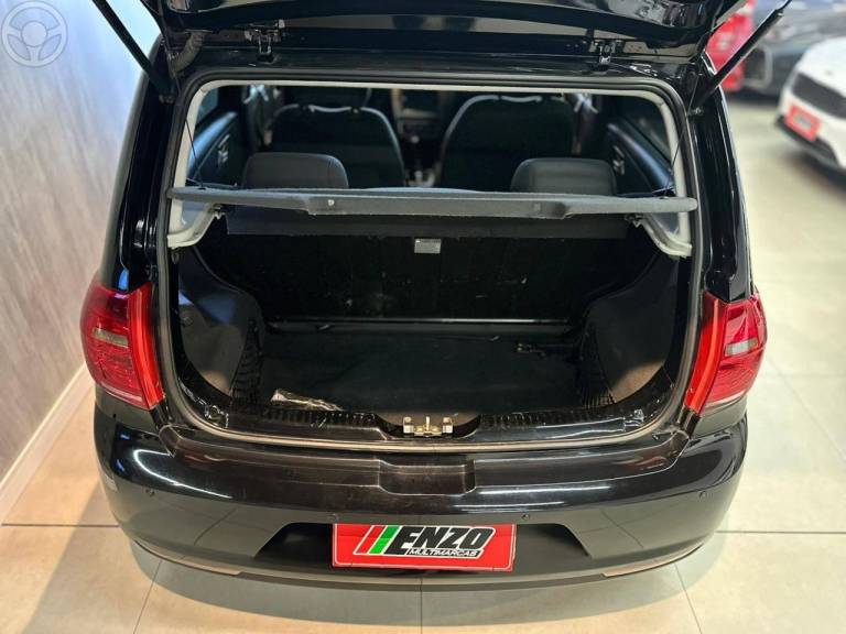 VOLKSWAGEN - FOX 1.0 MI 8V FLEX 4P MANUAL - 2013/2014 - PRETA - R$ 40.900,00