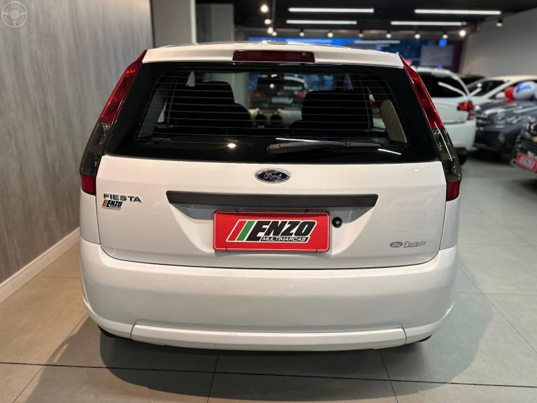 FORD - FIESTA 1.0 MPI CLASS HATCH 8V FLEX 4P MANUAL - 2011/2012 - BRANCA - R$ 28.900,00