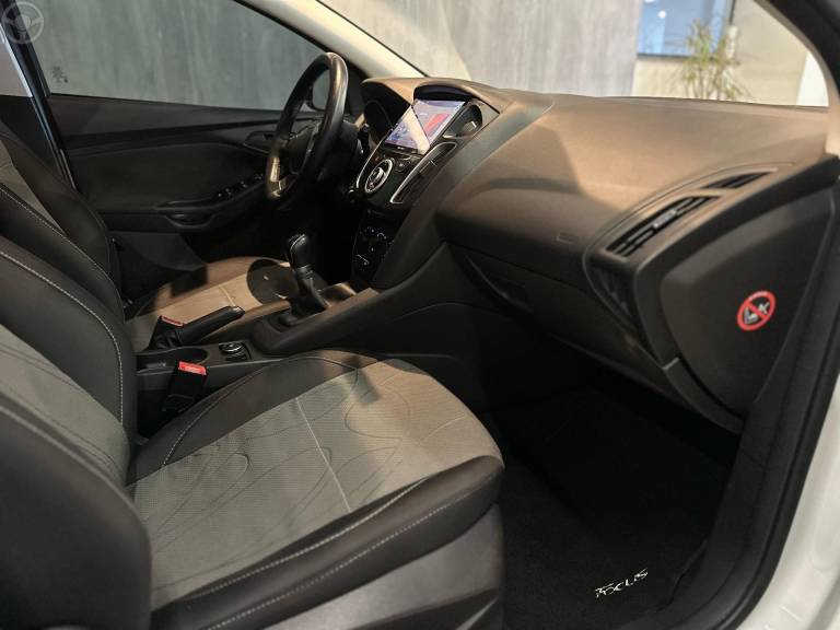 FORD - FOCUS 1.6 SE 16V FLEX 4P MANUAL - 2015/2015 - BRANCA - R$ 60.900,00