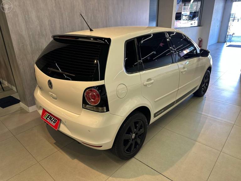 VOLKSWAGEN - POLO 1.6 MI SPORTLINE 8V FLEX 4P MANUAL - 2012/2013 - BRANCA - R$ 47.900,00