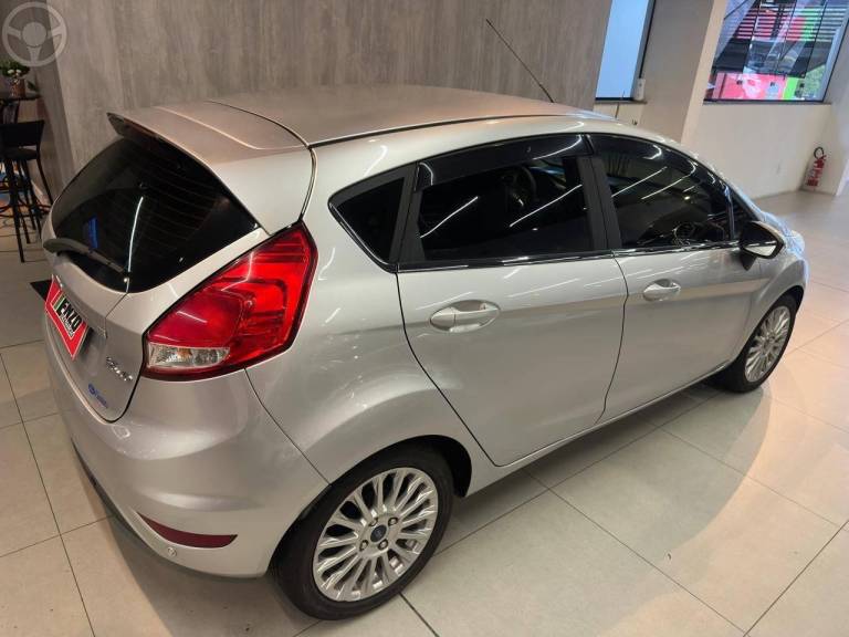 FORD - FIESTA 1.6 TITANIUM HATCH 16V FLEX 4P AUTOMÁTICO - 2014/2015 - PRATA - R$ 46.900,00
