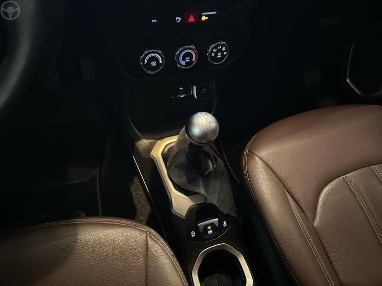 JEEP - RENEGADE 1.8 16V FLEX SPORT 4P MANUAL - 2016/2017 - BRANCA - R$ 67.900,00