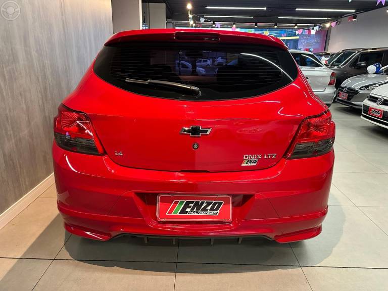 CHEVROLET - ONIX 1.4 MPFI LTZ 8V FLEX 4P MANUAL - 2013/2014 - VERMELHA - R$ 50.900,00