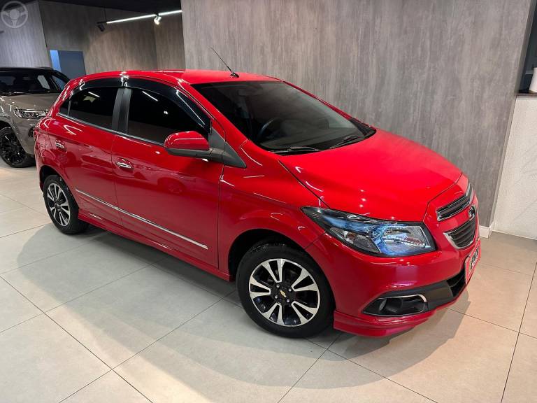 CHEVROLET - ONIX 1.4 MPFI LTZ 8V FLEX 4P MANUAL - 2013/2014 - VERMELHA - R$ 50.900,00