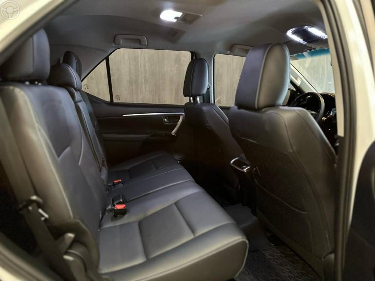 TOYOTA - HILUX SW4 2.8 4X4 SRX PLATINUM TURBO 7 LUGARES DIESEL 4P AUTOMÁTICO - 2025/2025 - BRANCA - R$ 379.900,00