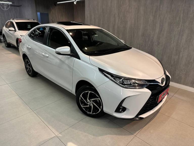 TOYOTA - YARIS 1.5 XLS SEDAN 16V FLEX 4P AUTOMÁTICO - 2022/2023 - BRANCA - R$ 104.900,00