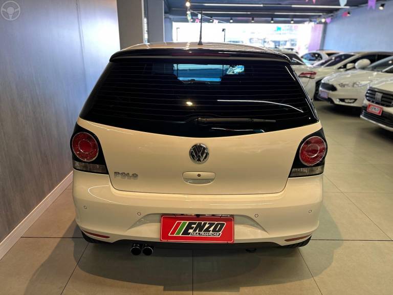 VOLKSWAGEN - POLO 1.6 MI SPORTLINE 8V FLEX 4P MANUAL - 2012/2013 - BRANCA - R$ 47.900,00