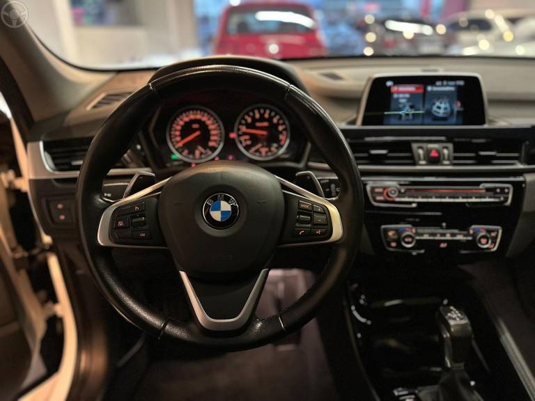 BMW - X1 2.0 16V TURBO ACTIVEFLEX SDRIVE20I X-LINE 4P AUTOMÁTICO - 2017/2018 - BRANCA - R$ 137.900,00