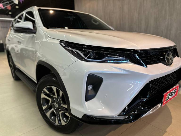 TOYOTA - HILUX SW4 2.8 4X4 SRX PLATINUM TURBO 7 LUGARES DIESEL 4P AUTOMÁTICO - 2025/2025 - BRANCA - R$ 379.900,00