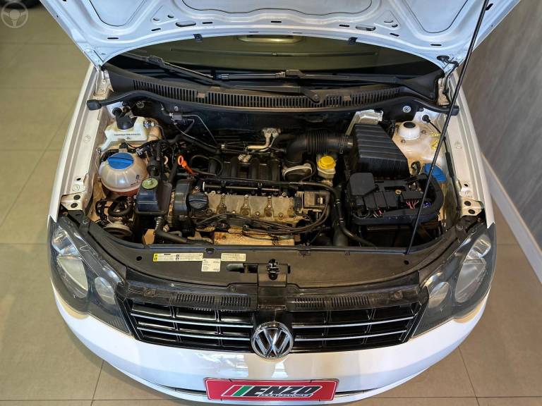 VOLKSWAGEN - POLO 1.6 MI SPORTLINE 8V FLEX 4P MANUAL - 2012/2013 - BRANCA - R$ 47.900,00