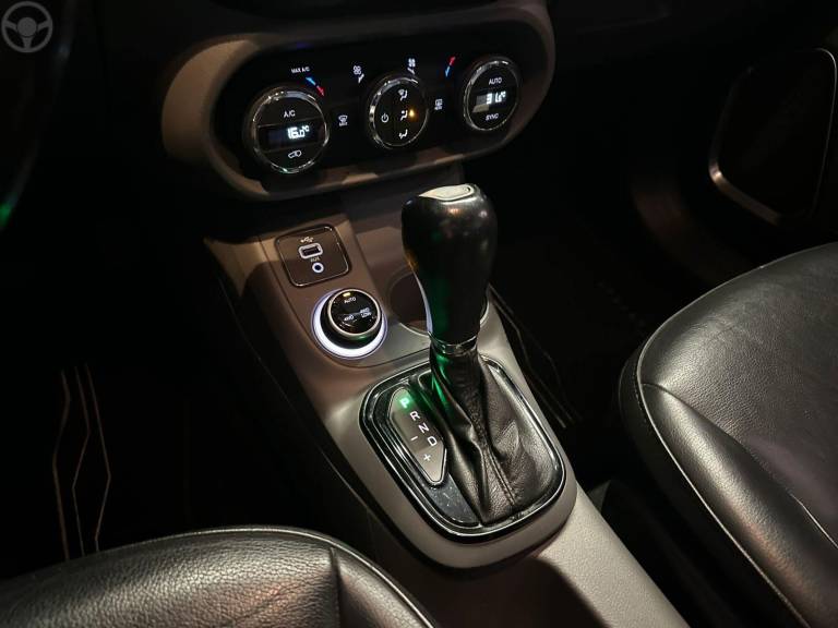 FIAT - TORO 2.0 16V TURBO DIESEL VOLCANO AT9 4X4 AUTOMÁTICO - 2018/2019 - BRANCA - R$ 103.900,00