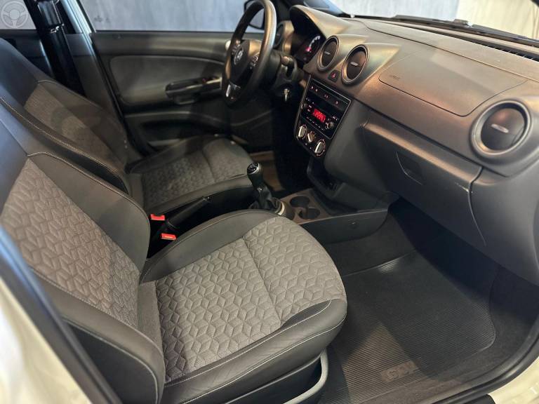 VOLKSWAGEN - GOL 1.0 MI TRACK 8V FLEX 4P MANUAL - 2013/2014 - BRANCA - R$ 42.900,00