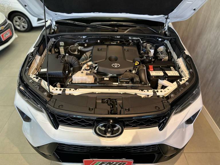 TOYOTA - HILUX SW4 2.8 4X4 SRX PLATINUM TURBO 7 LUGARES DIESEL 4P AUTOMÁTICO - 2025/2025 - BRANCA - R$ 379.900,00