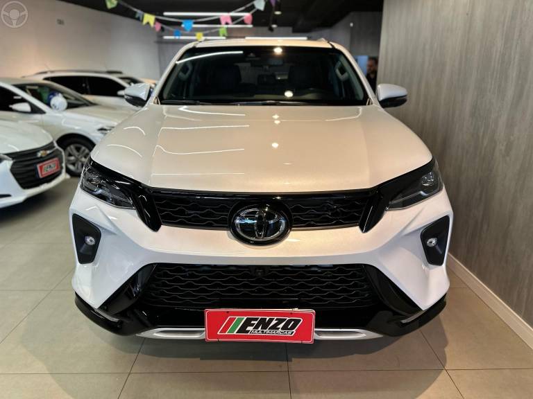 TOYOTA - HILUX SW4 2.8 4X4 SRX PLATINUM TURBO 7 LUGARES DIESEL 4P AUTOMÁTICO - 2025/2025 - BRANCA - R$ 379.900,00