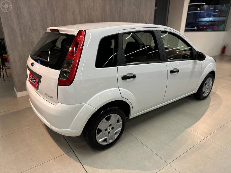 FORD - FIESTA 1.0 MPI CLASS HATCH 8V FLEX 4P MANUAL - 2011/2012 - BRANCA - R$ 28.900,00