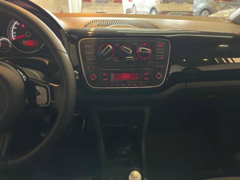 VOLKSWAGEN - UP 1.0 MPI RUN UP 12V FLEX 4P MANUAL - 2016/2017 - PRETA - R$ 47.900,00