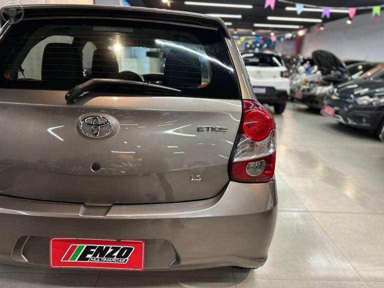 TOYOTA - ETIOS 1.3 XS 16V FLEX 4P MANUAL - 2019/2020 - CINZA - R$ 62.900,00