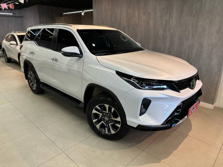 TOYOTA - HILUX SW4 2.8 4X4 SRX PLATINUM TURBO 7 LUGARES DIESEL 4P AUTOMÁTICO - 2025/2025 - BRANCA - R$ 379.900,00