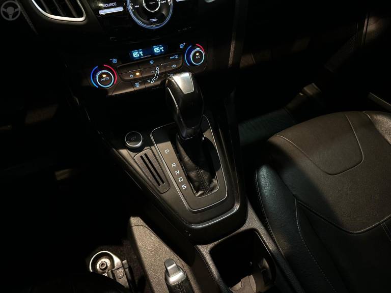 FORD - FOCUS 2.0 TITANIUM SEDAN 16V FLEX 4P AUTOMÁTICO - 2016/2017 - PRETA - R$ 68.900,00