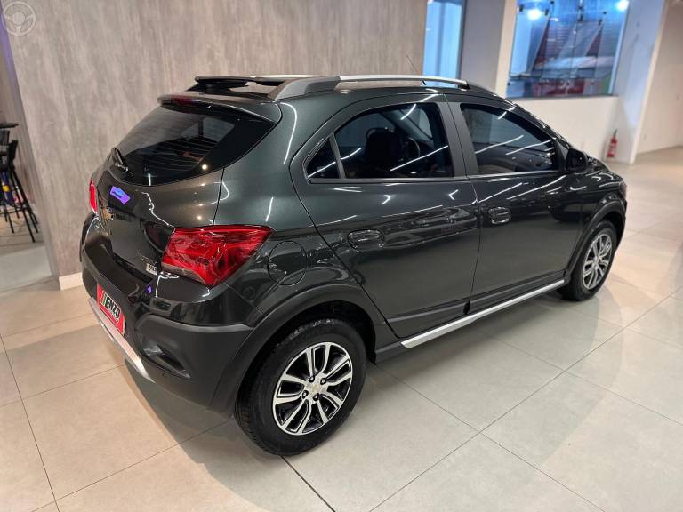 CHEVROLET - ONIX 1.4 MPFI ACTIV 8V FLEX 4P AUTOMÁTICO - 2017/2018 - CINZA - R$ 69.900,00