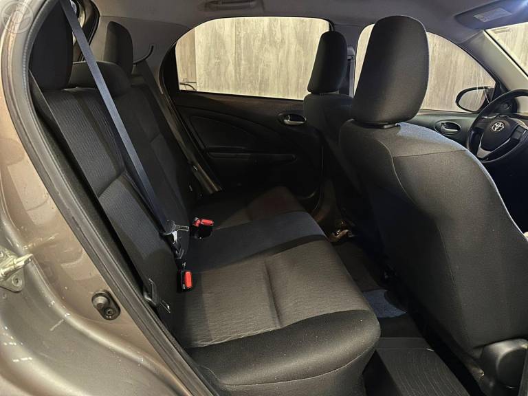 TOYOTA - ETIOS 1.3 XS 16V FLEX 4P MANUAL - 2019/2020 - CINZA - R$ 62.900,00