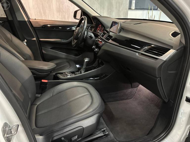 BMW - X1 2.0 16V TURBO ACTIVEFLEX SDRIVE20I X-LINE 4P AUTOMÁTICO - 2017/2018 - BRANCA - R$ 137.900,00